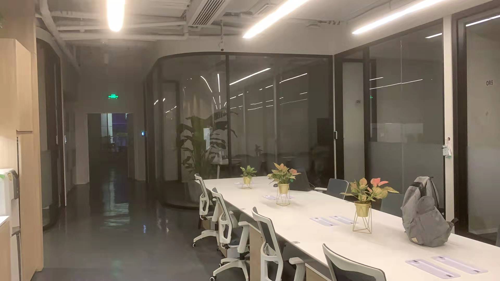 办公室玻璃好色先生TV成人APP